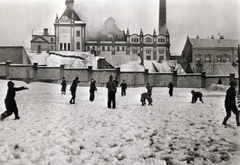 Magyarország, Pécs, a jezsuita Pius Gimnázium és Internátus (később Pécsi Tudományegyetem) parkja, háttérben az Édesanyák útjánál a Pécsi Sörfőzde., 1932, Jezsuita Levéltár, hógolyó, Fortepan #100265