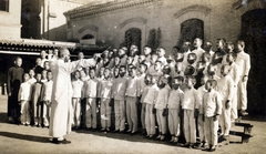 China, Daming, Litványi (később Lidoni) György jezsuita szerzetes, a magyar jezsuita misszió iskolájának prefektusa a diákok kórusával., 1937, Jezsuita Levéltár, choir, boys, teacher, conductor, missionary, close-cropped, Fortepan #100268