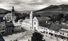 Slovakia, Rožňava, főtér (Námestie baníkov), balra a Szűz Mária mennybevétele katedrális (Katedrála Nanebovzatia Panny Márie), jobbra a ferences templom., 1940, Jezsuita Levéltár, church, square, Baroque-style, Catholic Church, Cathedral, Franciscans, Fortepan #100274