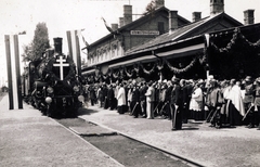 Magyarország, Hódmezővásárhely, vasútállomás, a Szent Jobbot szállító szerelvény, az Aranyvonat érkezése. A felvétel 1938. június 27-én készült., 1938, Jezsuita Levéltár, gőzmozdony, vasútállomás, helységnév tábla, Fortepan #100297