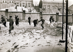 Magyarország, Pécs, a jezsuita Pius Gimnázium és Internátus (később Pécsi Tudományegyetem) parkja, háttérben az Édesanyák útjánál a Pécsi Sörfőzde., 1932, Jezsuita Levéltár, hógolyó, Fortepan #100301