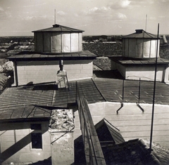 Hungary, Kalocsa, Hunyadi János utca 23-25., az Érseki Főgimnázium (később Szent István Gimnázium) tetején a Haynald-Obszervatórium (Csillagda) kupolái a meteorológiai megfigyelő állomástól nézve., 1930, Jezsuita Levéltár, Fortepan #100304