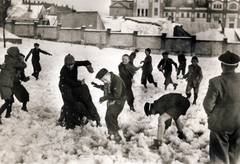 Magyarország, Pécs, a jezsuita Pius Gimnázium és Internátus (később Pécsi Tudományegyetem) parkja, háttérben az Édesanyák útjánál a Pécsi Sörfőzde., 1932, Jezsuita Levéltár, tél, hó, hógolyó, Fortepan #100327