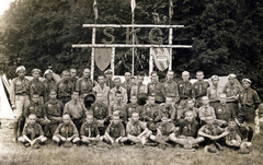 Magyarország, Gödöllő, 4. Nemzetközi Cserkész Világtalálkozó (Jamboree), a Sátoraljaújhelyi Kegyesrendi Gimnázium Cserkészcsapata (S. K. G.)., 1933, Jezsuita Levéltár, kalap, egyenruha, zászló, férfiak, gyerekek, sapka, cserkész, sátortábor, kalap a földön, Fortepan #100353