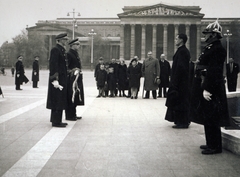 Magyarország, Budapest XIV., Hősök tere, háttérben a Szépművészeti Múzeum., 1942, Jezsuita Levéltár, eklektikus építészet, Budapest, Schickedanz Albert-terv, koszorúzás, neoklasszicizmus, Herzog Fülöp Ferenc-terv, Fortepan #100398