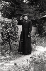 Hungary, Szeged, 1943, Jezsuita Levéltár, garden, priest, salute, Jesuits, Fortepan #100413