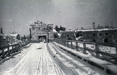 Belarus, Brest, az erőd Tereszpoli kapuja a Bug folyó feletti hídról nézve., 1944, Jezsuita Levéltár, snowy landscape, gate, damaged building, fort, Fortepan #100415