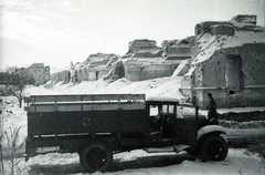 Belarus, Brest, a felvétel az erőd Tereszpoli kapuja előtt készült., 1944, Jezsuita Levéltár, commercial vehicle, soldier, snow, damaged building, Fortepan #100418