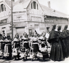 Hungary, Mezőkövesd, Mátyás király út, lányok matyó népviseletben., 1944, Jezsuita Levéltár, nun, folk costume, girl, hotel, Fortepan #100429