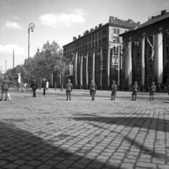 Magyarország, Budapest VIII., Kerepesi út, a Keleti pályaudvar érkezési oldalánál. Szemben a MÁV irodaházak., 1932, Antal Dániel, egyenruha, zászló, lámpaoszlop, katona, kockakő, sorfal, Budapest, Fortepan #100450