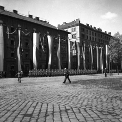 Magyarország, Budapest VIII., Kerepesi út, a Keleti pályaudvar érkezési oldalánál. Szemben a MÁV irodaházak., 1932, Antal Dániel, egyenruha, zászló, katona, díszmenet, Budapest, Fortepan #100460