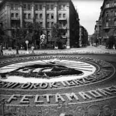 Magyarország, Budapest V., Szabadság tér, irredenta emlékhely virágokból, szemben a Honvéd utca., 1932, Antal Dániel, virágdíszítés, irredentizmus, Nagy-Magyarország, Budapest, szoborcsoport, virágágyás, épület, utca, Fortepan #100462