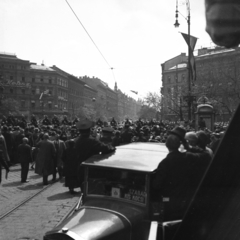 Magyarország, Budapest VI., Oktogon, szemben a Teréz körút a Király utca felé nézve., 1932, Antal Dániel, zászló, taxi, sokadalom, Budapest, telefonfülke, tömeg, Fortepan #100464