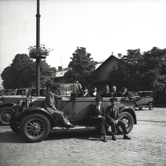 Magyarország, Budapest I., Déli pályaudvar, várakozó taxik az Alkotás utcában., 1932, Antal Dániel, taxi, pihenés, pályaudvar, Budapest, autón ülni, fa, sofőr, virág, kerék, Fortepan #100467