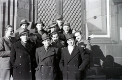 Lengyelország, Poznań, a poznani Mérnöki Iskola (később Műszaki Egyetem) első éves építész hallgatói az iskola kapujában., 1942, Bogdan Celichowski, hátratett kéz, zsebredugott kéz, karok a vállon, dupla soros kabát, Fortepan #100500