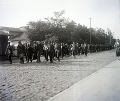 Lengyelország, Skierniewice, az ulica Henryka Sienkiewicza 2. elött zsidó rendőrök felügyelete alatt menetelő zsidó munkások., 1941, Bogdan Celichowski, zsidóság, Fortepan #100531