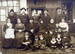 Magyarország, Kecskemét, 1912, Buzás Balázs, kalap, család, udvar, csoportkép, nők, férfiak, bajusz, gyerekek, masni, sapka, paraszt, kucsma, fejkendő, fülbevaló, viselet, gazda, Fortepan #100556