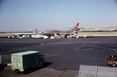 Spanyolország, Madrid, Barajas repülőtér., 1974, Ormos Imre Alapítvány, dr  Dalányi László, színes, amerikai gyártmány, repülőgép, teherautó, repülőtér, McDonnell Douglas-márka, Boeing-márka, Boeing 707, McDonnell Douglas DC-10, reptéri lépcső, reptéri busz, Varig légitársaság, Aeromexico légitársaság, Fortepan #100583