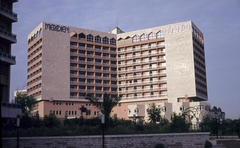 Szíria, Damaszkusz, Shoukry al-Qouwatly sugárút, Hotel Meridian., 1976, Ormos Imre Alapítvány, dr  Dalányi László, színes, szálloda, modern építészet, arab írás, Fortepan #100617