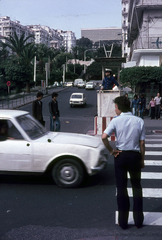 Algéria, Algír, Place de la Grande Poste, jobbra a Boulevard Mostefa Ben-Boulaïd torkolata., 1972, Ormos Imre Alapítvány, dr  Dalányi László, színes, Peugeot-márka, rendőrdobogó, gyalogátkelő, Fortepan #100626