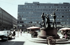 Finnország, Helsinki, Mannerheimintie az Aleksanterinkatu felől nézve, előtérben a Három kovács szobor (Felix Nylund, 1932.)., 1972, Ormos Imre Alapítvány, dr  Dalányi László, színes, kovácsműhely, szoborcsoport, üllő, meztelen alak, Felix Nylund-terv, Fortepan #100635