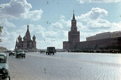 Oroszország, Moszkva, Vörös tér, háttérben a Vaszilij Blazsennij székesegyház, szemben a Szpasszkaja-torony, egykor a Kreml főbejárata, jobbra a Lenin mauzóleum., 1971, Ormos Imre Alapítvány, dr  Dalányi László, Szovjetunió, színes, múzeum, sorbanállás, hagymakupola, székesegyház, mauzóleum, Posztnik Jakovlev-terv, Alexej Scsucsev-terv, Fortepan #100640