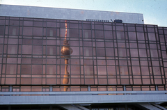 Németország, Berlin, Kelet-Berlin, Schlossplatz (Marx Engels Platz), Köztársasági Palota, az üvegen a TV torony tükröződik., 1980, Ormos Imre Alapítvány, dr  Dalányi László, színes, tévétorony, palota, országház, tükröződés, Hermann Henselmann-terv, Heinz Graffunder-terv, Fortepan #100648