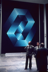 Franciaország, Aix-en-Provence, Vásárhelyi Győző (Victor Vasarely) magyar-francia festő alapítványi múzeuma. Balra Vásárhelyi Győző., 1977, Ormos Imre Alapítvány, dr  Dalányi László, színes, modern művészet, mozaik, geometria, Fortepan #100653