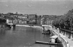 Franciaország, Lyon, Saône folyó, szemben a Feuillée híd. A dombtetőn a Szent Brúnó-templom kupolája látszik., 1960, Dobóczi Zsolt, Fortepan #100676