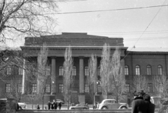 Ukrajna, Kijev, Volodimirszka utca, a Tarasz Sevcsenko Egyetem főépülete., 1959, Dobóczi Zsolt, Szovjetunió, egyetem, automobil, cirill írás, neoklasszicizmus, Vincent Beretti-terv, Fortepan #100683