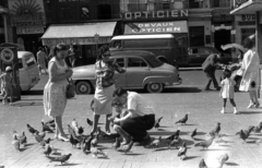 Franciaország, Lyon, Place des Terraux., 1960, Dobóczi Zsolt, mozi, galamb, Simca-márka, Peugeot 403, optikus, guggolás, mérleg, Fortepan #100684