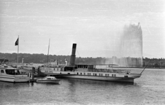 Svájc, Genf, Genfi-tó a hajóállomástól a szökőkút felé nézve., 1960, Dobóczi Zsolt, gőzhajó, szökőkút, Fortepan #100749