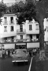 Franciaország, Thonon-les-Bains, Quai de Rives, szemben a Hotel Belle Rive., 1960, Dobóczi Zsolt, Peugeot 403, Peugeot 303, Fortepan #100750