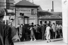 Szlovákia, Nyitra, Štefánikova trieda, a Štúrova ulica kereszteződésénél., 1956, Dobóczi Zsolt, Csehszlovákia, útjelző tábla, étterem, hangosbeszélô, Fortepan #100758