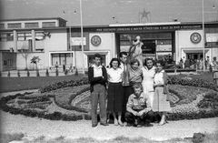 Szlovákia, Puhó, a Makyta ruhagyár bejárata., 1956, Dobóczi Zsolt, Csehszlovákia, politikai dekoráció, vörös csillag, jelmondat, hangosbeszélô, ruhagyár, Antonín Zápotocký-ábrázolás, Viliam Široký-ábrázolás, Fortepan #100761