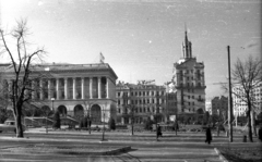 Ukrajna, Kijev, Függetlenség tere (Majdan Nezalezsnosztyi, ekkor Kalinyin tér), balra a Kijevi Konzervatórium. A kép jobb szélén a Hrescsatik sugárút épületei., 1959, Dobóczi Zsolt, Szovjetunió, tér, középület, Eduard Bradtman-terv, Georg Schleifer-terv, Lev Katok-terv, Pavel Sergejevics Andrejev-terv, Fortepan #100766