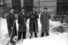 Magyarország, Budapest I., Corvin tér, a felvétel a Budai Vigadó előtt készült., 1951, Dobóczi Zsolt, hó, felirat, hólapát, Budapest, Fortepan #100773