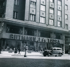 Magyarország, Budapest VII., Síp utca a Dohány utca és a Rákóczi út között, Gutmann áruház., 1941, Dobóczi Zsolt, kirakat, utcakép, taxi, csibilámpa, automobil, Budapest, Guttmann J és Társa, Fortepan #100783