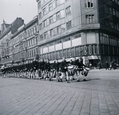 Magyarország, Budapest VII., Rákóczi út, jobbra a Klauzál utca torkolata., 1941, Dobóczi Zsolt, zenekar, dob, Budapest, szövetkezeti bolt, fasizmus, Fortepan #100784