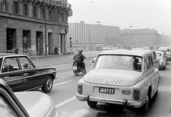 Magyarország, Budapest VIII., Rákóczi út - Nagykörút kereszteződés, háttérben a Corvin Áruház., 1968, Fortepan, forgalom, motorkerékpár, utcakép, életkép, taxi, lengyel gyártmány, automobil, FSO-márka, rendszám, Mercedes W115, Corvin Áruház, Budapest, bevásárlóközpont, FSO Warszawa, Fortepan #1008