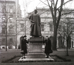 Magyarország, Budapest VIII., Múzeumkert, Széchényi Ferenc szobra (Istók János, 1902.). Háttérben a Bródy Sándor (Sándor) utcában az egykori Képviselőház épülete (később Olasz Kultúrintézet)., 1941, Dobóczi Zsolt, Budapest, Széchényi Ferenc-portrayal, Fortepan #100802