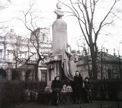 Magyarország, Budapest VIII., Múzeumkert, a Magyar Nemzeti Múzeum épülete mellett, az 1875-ben felavatott emlékművön, Kisfaludy Károly mellszobra és a múzsa Ferenczy István alkotása (1836). Háttérben a Pollack Mihály téri (Eszterházy utcai) Károlyi-palota., 1941, Dobóczi Zsolt, Budapest, Kisfaludy Károly-ábrázolás, Fortepan #100803