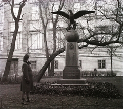 Magyarország, Budapest VIII., Múzeumkert, Kisfaludy Sándor emlékmű (Petrovics Döme, 1903.) a Magyar Nemzeti Múzeum hátsó, Pollack Mihály téri (Eszterházy utcai) homlokzata előtt., 1941, Dobóczi Zsolt, Turul-szobor, Budapest, Fortepan #100804