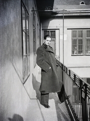 1940, Dobóczi Zsolt, courtyard balcony, man, coat, Fortepan #100815