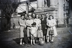 Magyarország, Városliget, Budapest XIV., a felvétel a lerombolt Iparcsarnok előtt készült., 1946, Dobóczi Zsolt, épületkár, Budapest, csoportkép, férfiak, nők, kislány, léggömb, kisfiú, Fortepan #100849