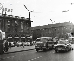 Magyarország, Budapest VIII., Blaha Lujza tér, a Corvin Áruház és a Rókus kórház épülete., 1964, Dobóczi Zsolt, Ikarus 620/630, Trabant 500, Wartburg 311/312, Opel Rekord P1, Moszkvics 402, Corvin Áruház, Nysa N59, Budapest, bevásárlóközpont, Reiss Zoltán-terv, Fortepan #100852