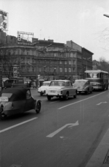 Magyarország, Budapest VI., Andrássy út (Népköztársaság útja) az Oktogonnál (November 7. tér) a Hősök tere felé nézve., 1967, Erdei Katalin, közlekedés, Zuk-márka, hirdetőoszlop, lámpaoszlop, Wartburg 311/312, rendszám, Velorex-márka, neon felirat, Budapest, FSO Warszawa, Fortepan #100868