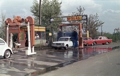 Magyarország, Budapest XI., AFIT autómosó a Bogdánfy utca és az Irinyi József utca találkozásának közelében, a mai Feketeházy János út mellett., 1969, Erdei Katalin, színes, Fiat 850, Moszkvics 408, Polski Fiat 125p, Volkswagen Bogár, autómosás, Budapest, Fortepan #100878