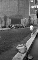 Magyarország, Budapest VII., Rákóczi út, park a Szövetség utca és az Otthon Áruház között., 1968, Erdei Katalin, Budapest, Fortepan #100882