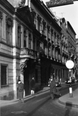 Magyarország, Budapest V., Piarista (Pesti Barnabás) utca a Váci utca felé nézve. Balra a Galamb utca sarkán a Péterffy-palota benne a Százéves Étterem., 1969, Erdei Katalin, utcakép, Budapest, jelzőtábla, neon felirat, Fortepan #100891